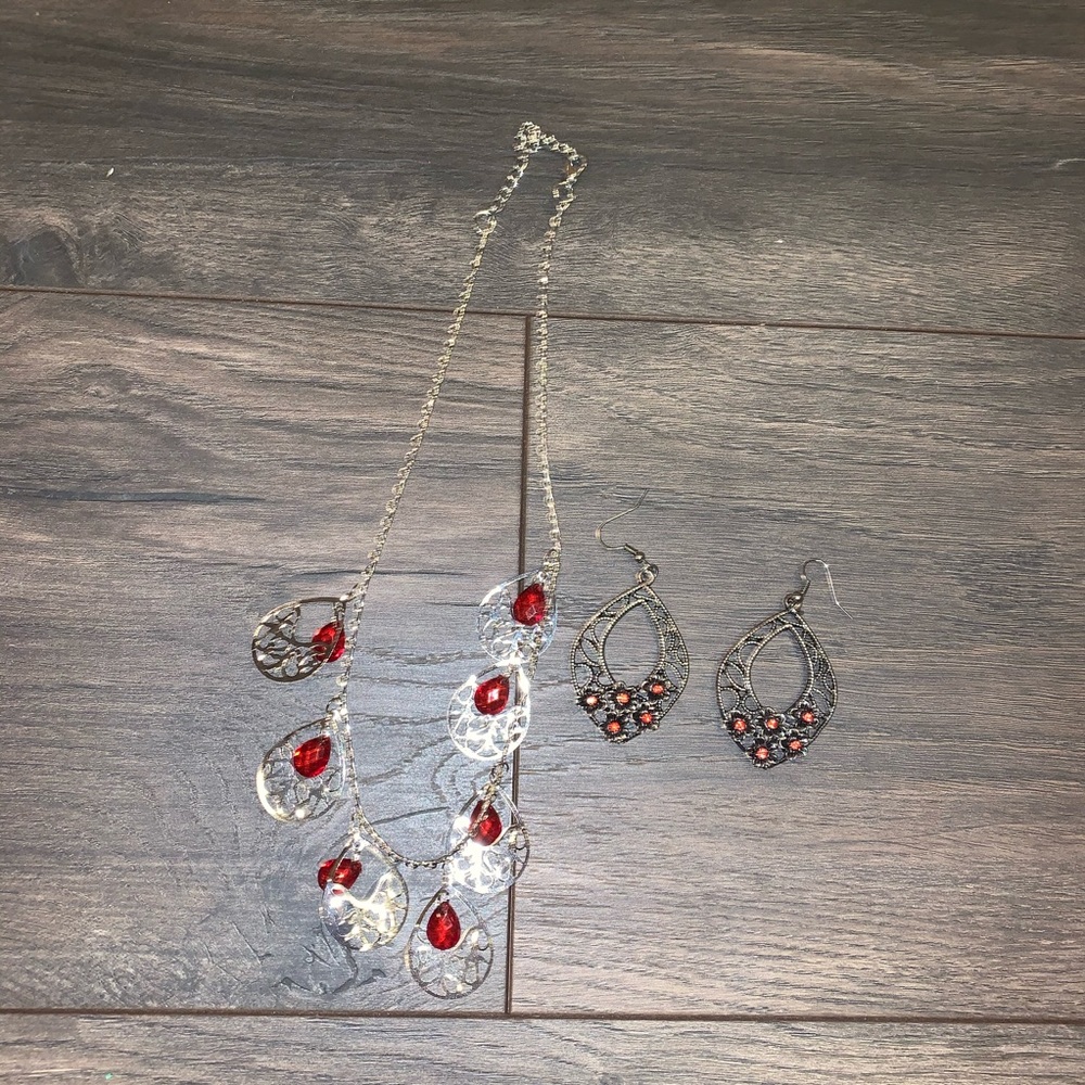 🌷5/$13 Necklace & earrings (5 for $13)